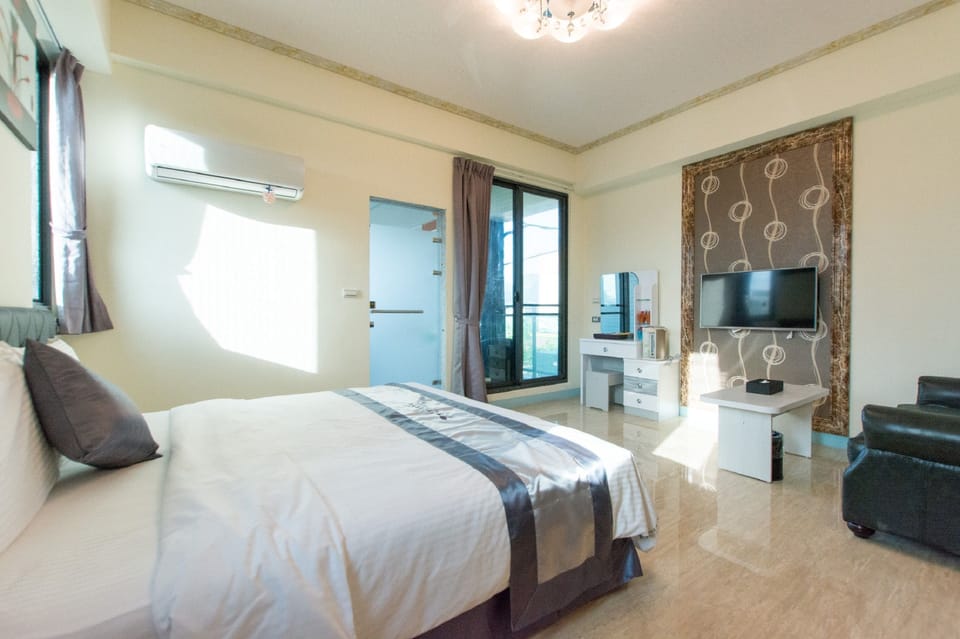 Quadruple Room | Desk, blackout drapes, free WiFi, bed sheets