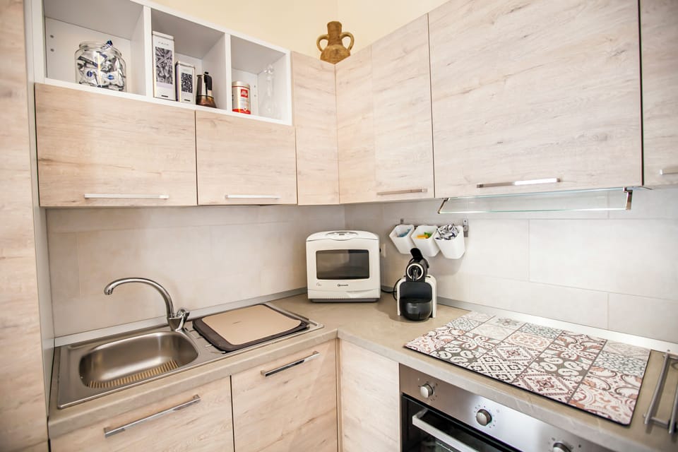 Exclusive Apartment, 1 Bedroom, Lake View | Private kitchen | Full-size fridge, microwave, oven, stovetop