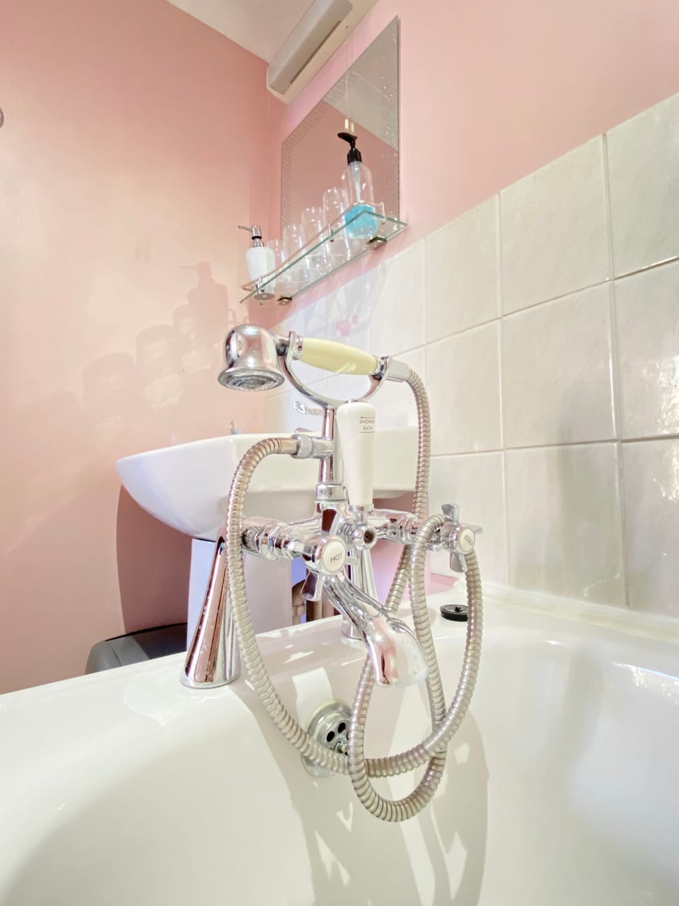 Family Room (Deluxe) | Bathroom | Free toiletries, hair dryer, towels
