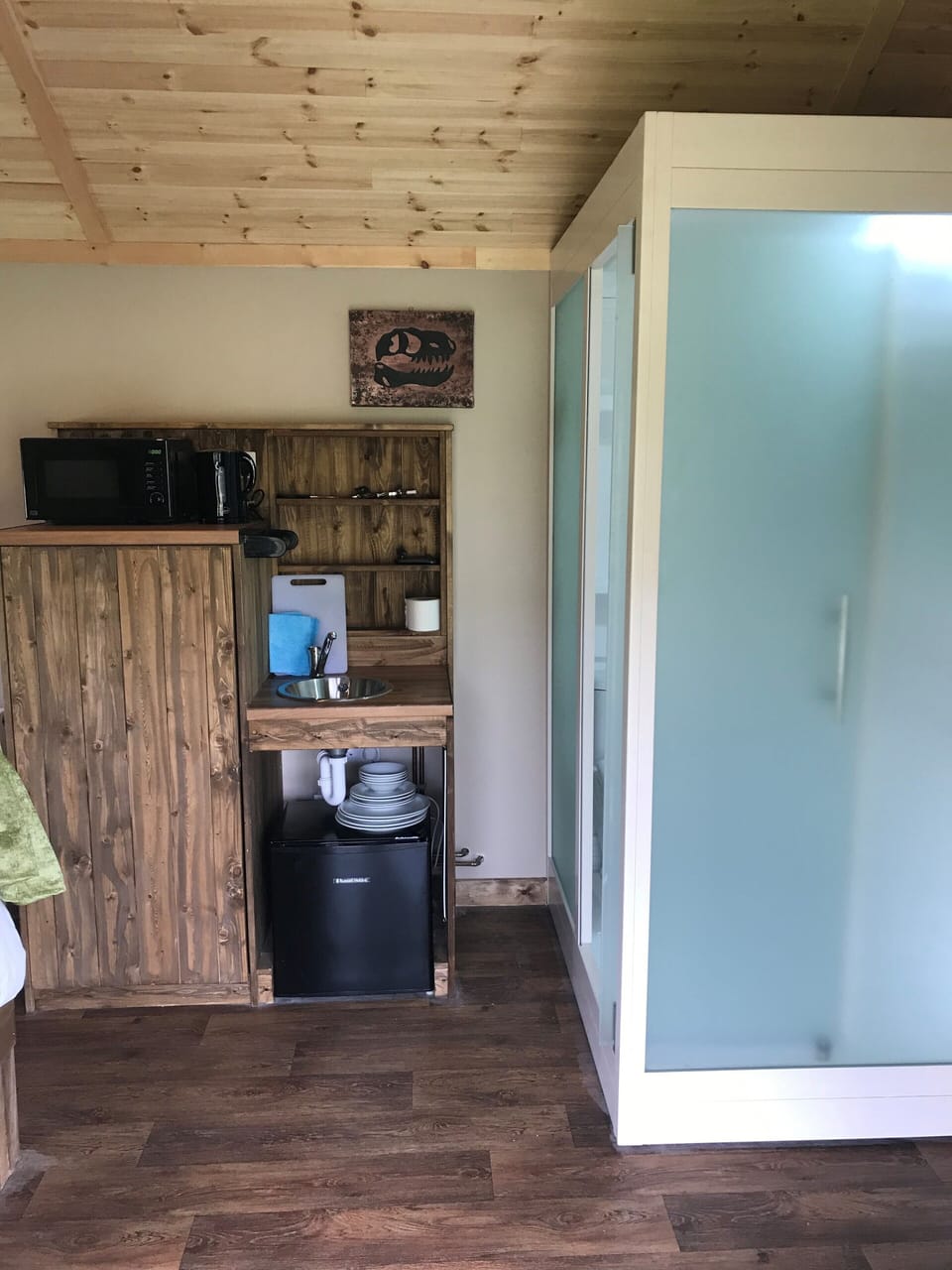 Comfort Cabin | Premium bedding, blackout drapes, iron/ironing board, free WiFi