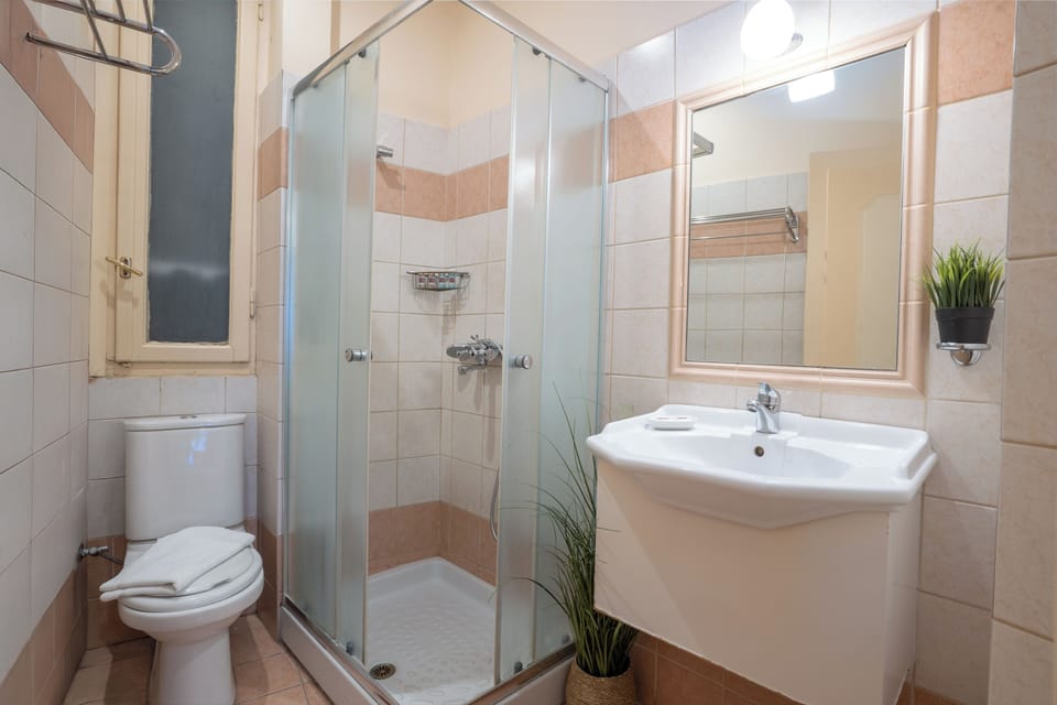 Double or Twin Room with Balcony | Bathroom | Shower, free toiletries, hair dryer (on request), towels