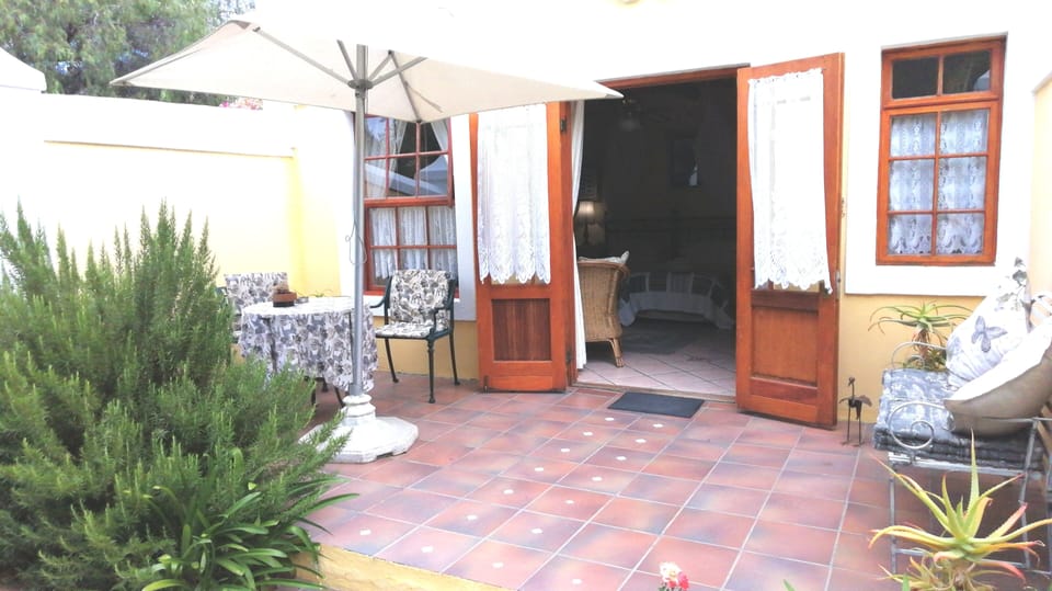 Twin room with pool view | Egyptian cotton sheets, premium bedding, pillowtop beds, minibar