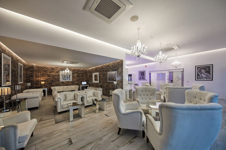 2 bars/lounges, poolside bar