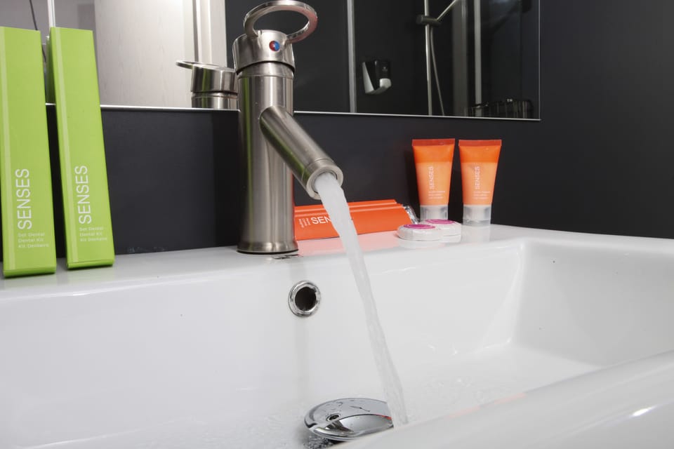 Shower, rainfall showerhead, free toiletries, hair dryer