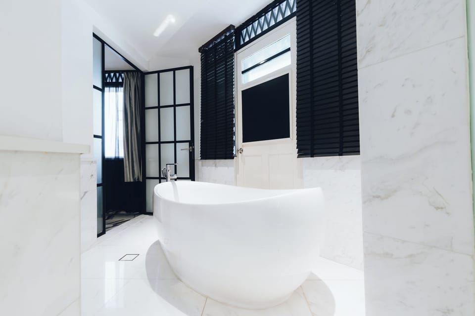 Suite (NuVe) | Bathroom | Shower, hydromassage showerhead, free toiletries, hair dryer