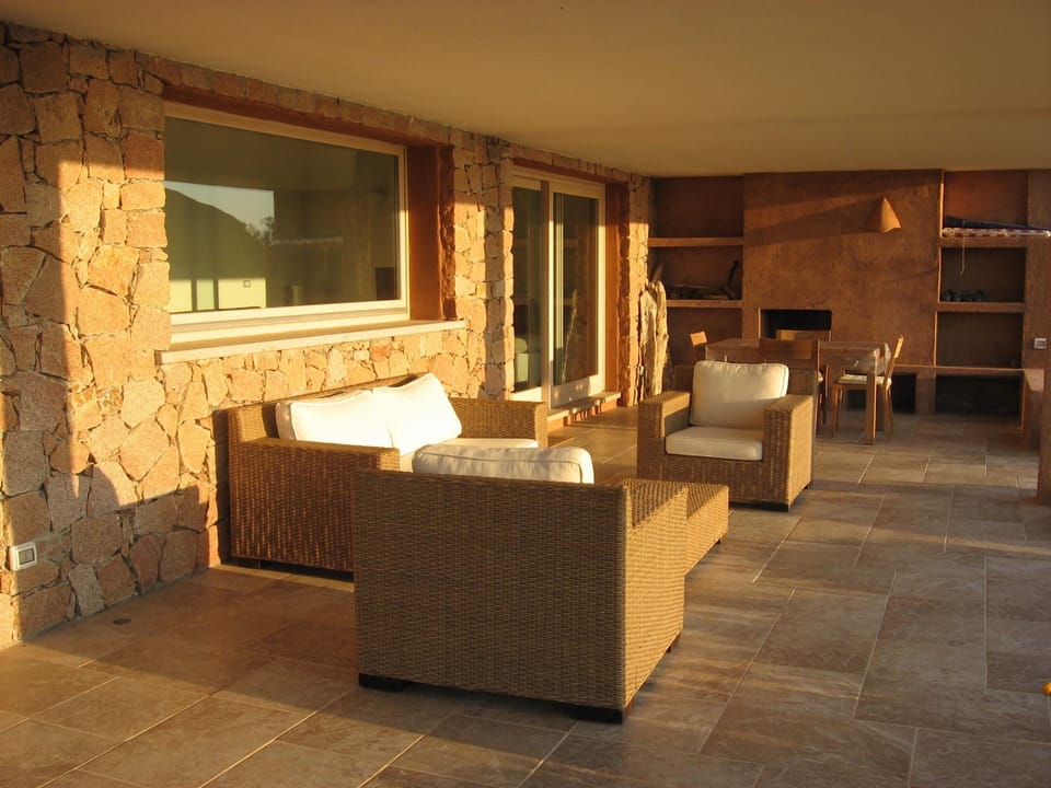 Veranda equipped with a built-in barbecue and a wonderful front sea view