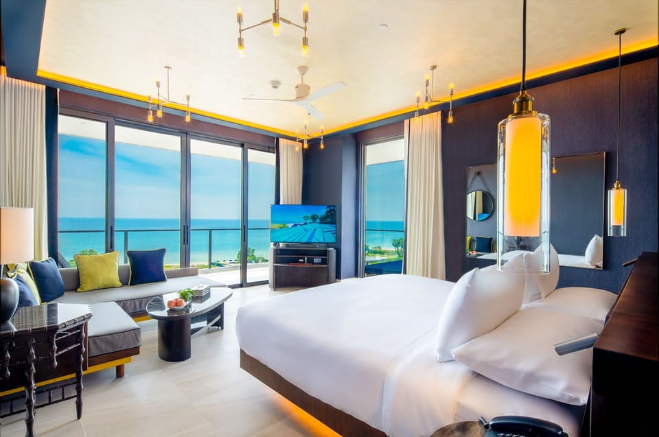 BaBa Ocean Suite Corner | Premium bedding, minibar (free items), in-room safe, desk