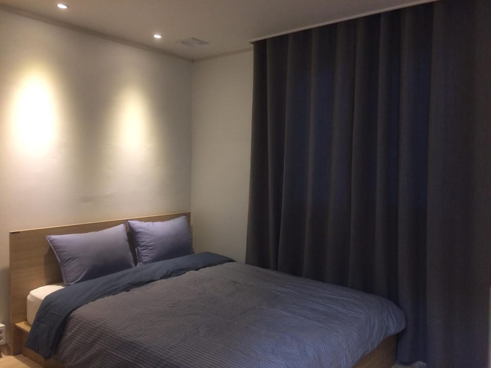 Premium bedding, desk, blackout drapes, free WiFi
