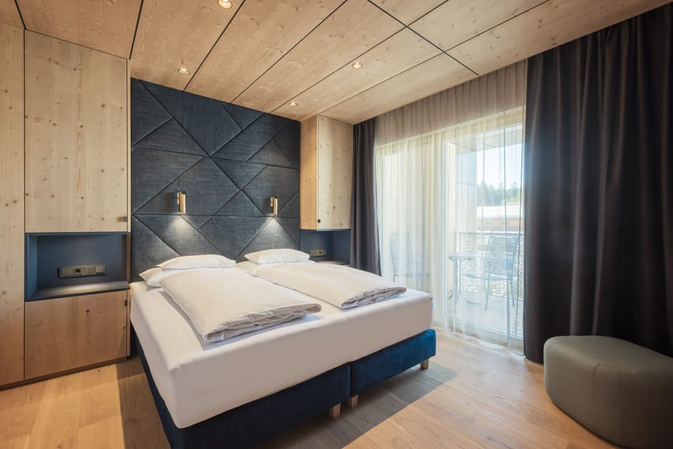 Suite, Mountain View | Hypo-allergenic bedding, in-room safe, desk, free WiFi