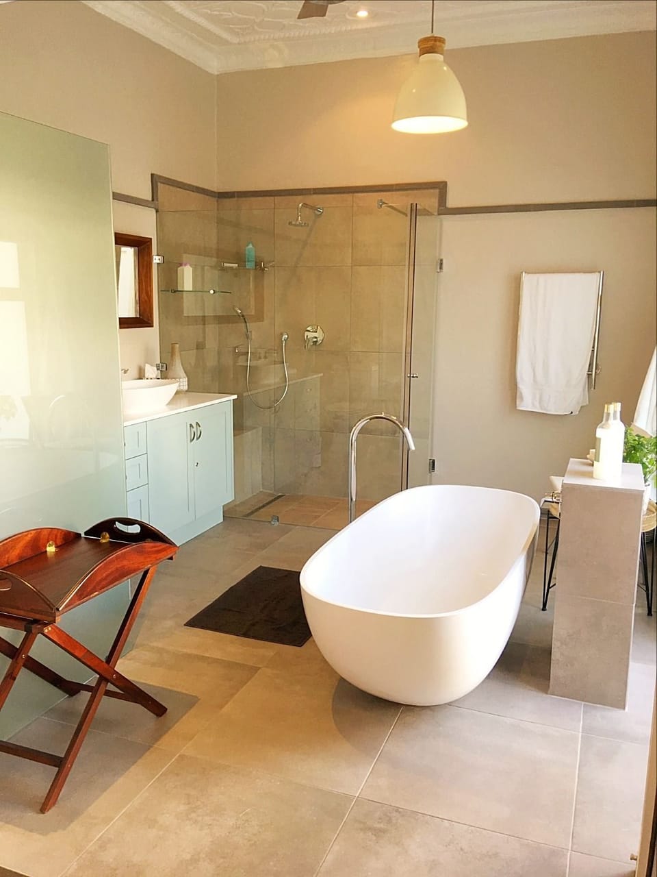 Deluxe Double Room, 1 Double Bed, Bathtub | Bathroom | Free toiletries, towels