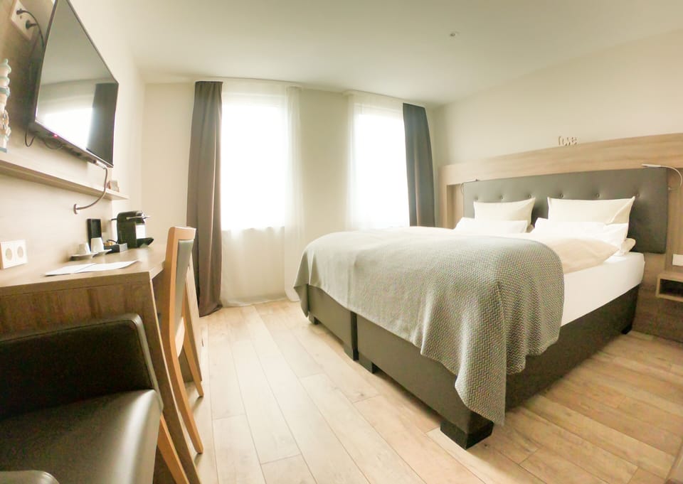 Classic Double Room, 1 King Bed | Premium bedding, in-room safe, desk, free WiFi