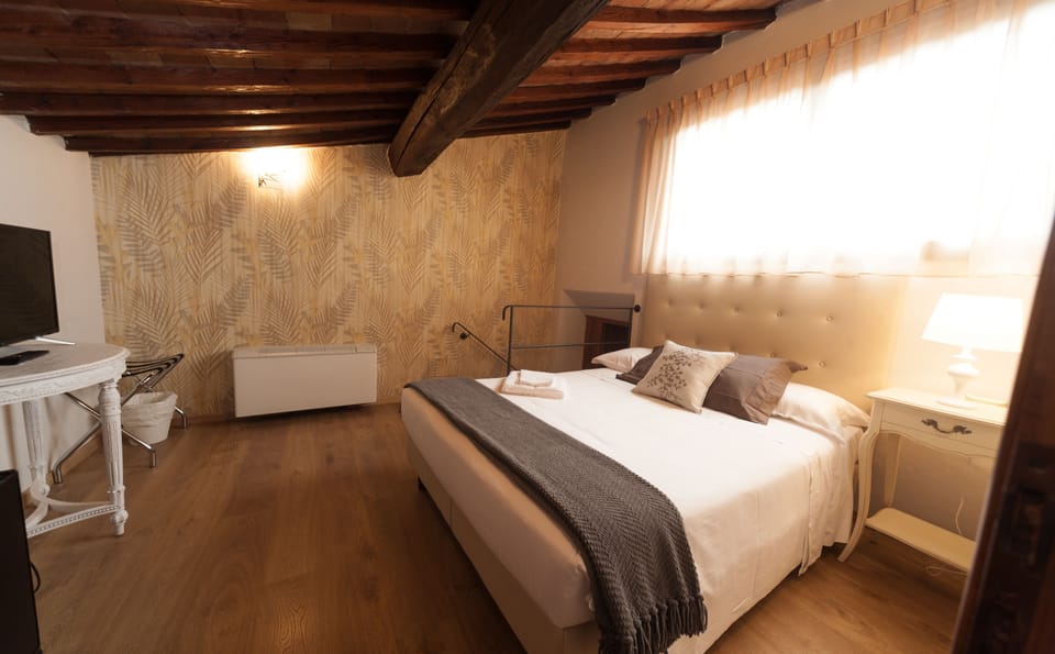 Single Room | Down comforters, in-room safe, desk, blackout drapes