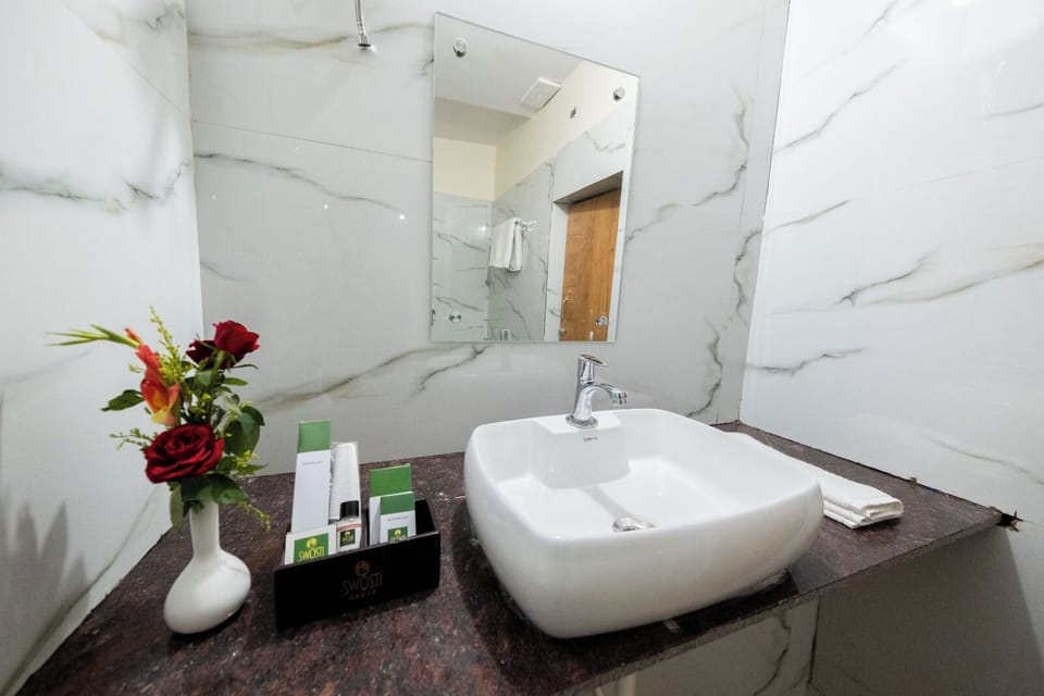 Standard Room | Bathroom | Shower, free toiletries, towels