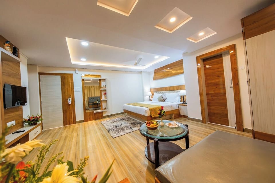 Standard Room | Minibar, in-room safe, desk, iron/ironing board