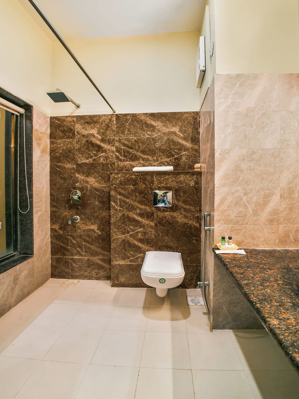 Shower, free toiletries, towels