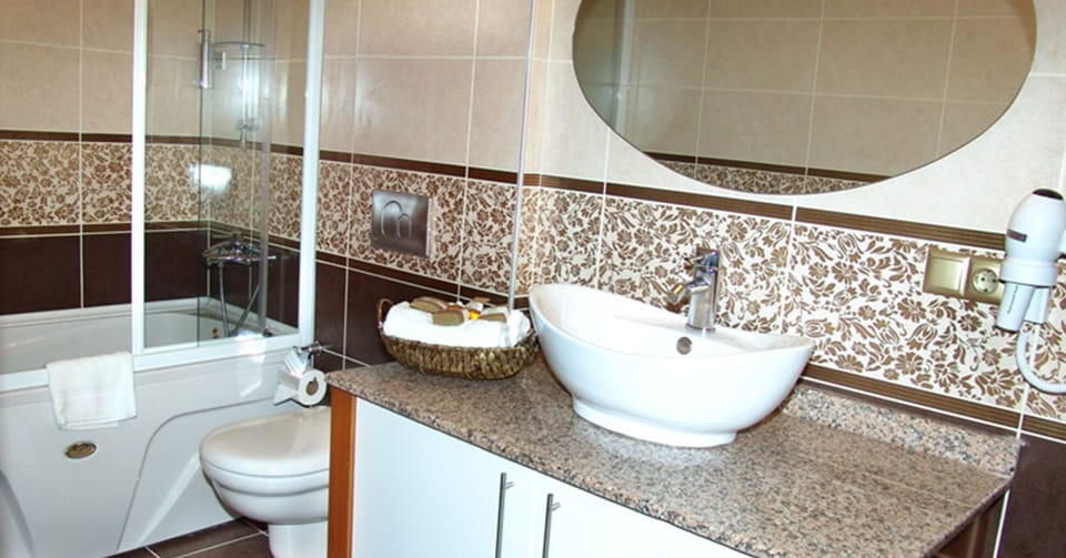 Standard Triple Room | Bathroom | Free toiletries, hair dryer, slippers, towels