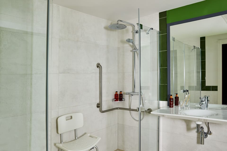 Room, 2 Twin Beds | Bathroom | Shower, free toiletries, hair dryer, bathrobes