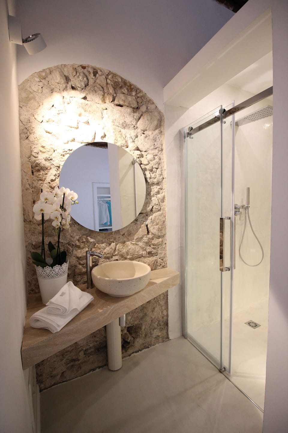 Deluxe Room, 1 King Bed | Bathroom | Shower, rainfall showerhead, free toiletries, hair dryer