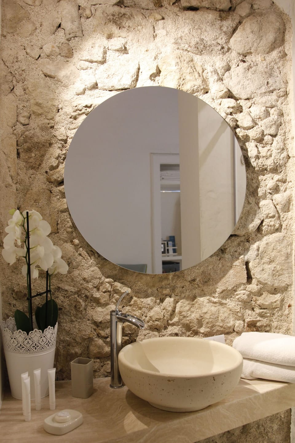 Deluxe Room, 1 King Bed | Bathroom | Shower, rainfall showerhead, free toiletries, hair dryer