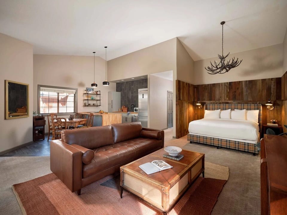 Family Suite | 1 bedroom, iron/ironing board, free WiFi, bed sheets