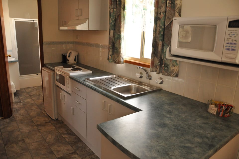 2-Bedroom Cabin | Pillowtop beds, desk, soundproofing, rollaway beds