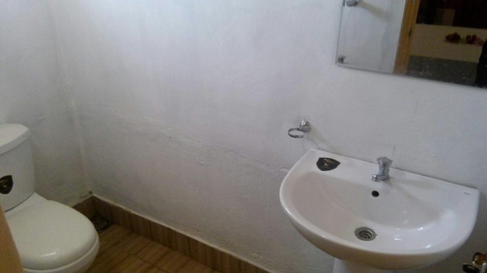 Basic Double Room, 1 Double Bed, Garden View | Bathroom | Shower, towels
