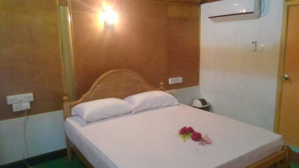 Basic Double Room, 1 Double Bed, Garden View | 1 bedroom, premium bedding, in-room safe, desk