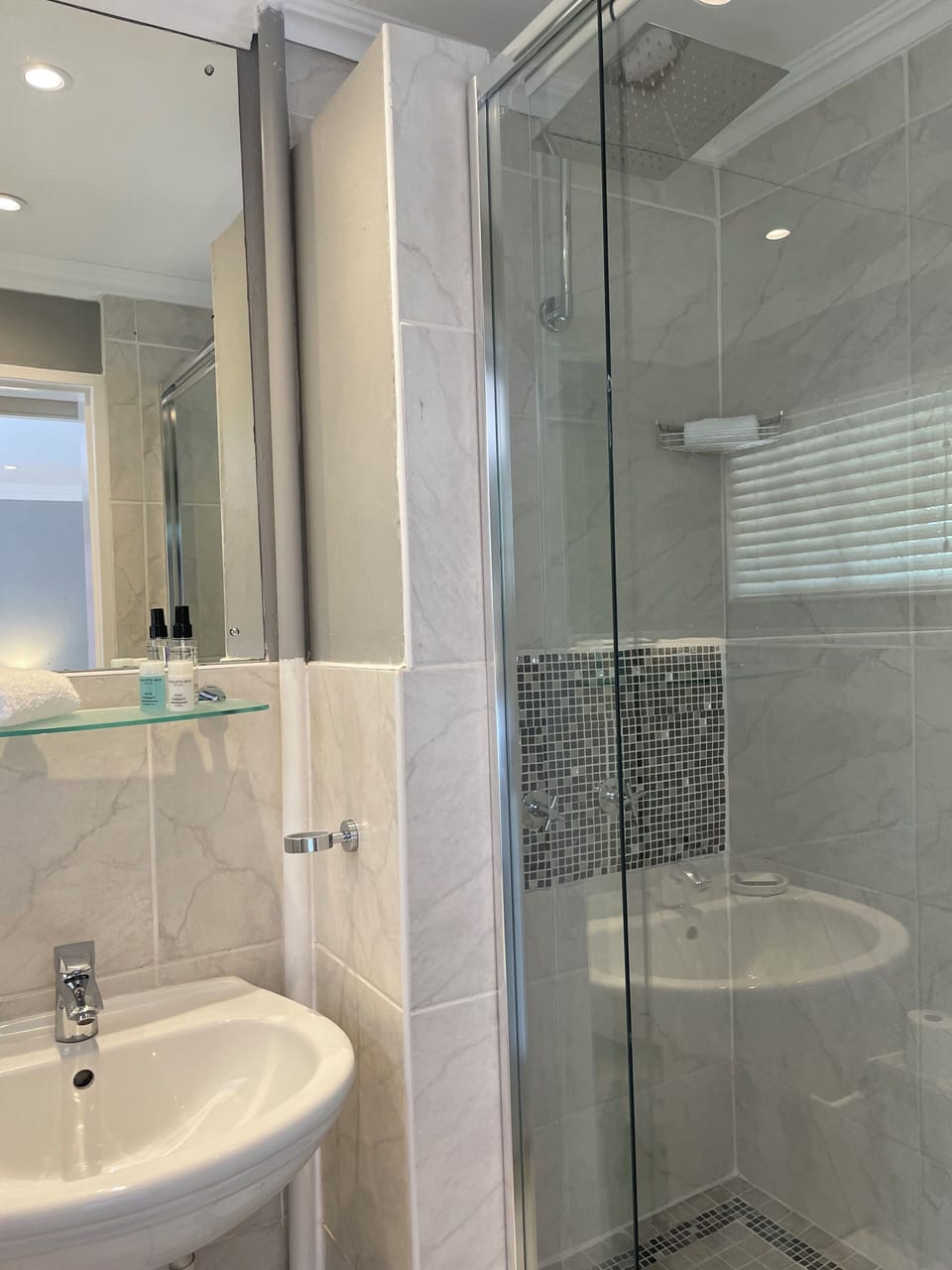 Double Deluxe (Twin or King beds) | Bathroom | Shower, hair dryer, slippers, towels