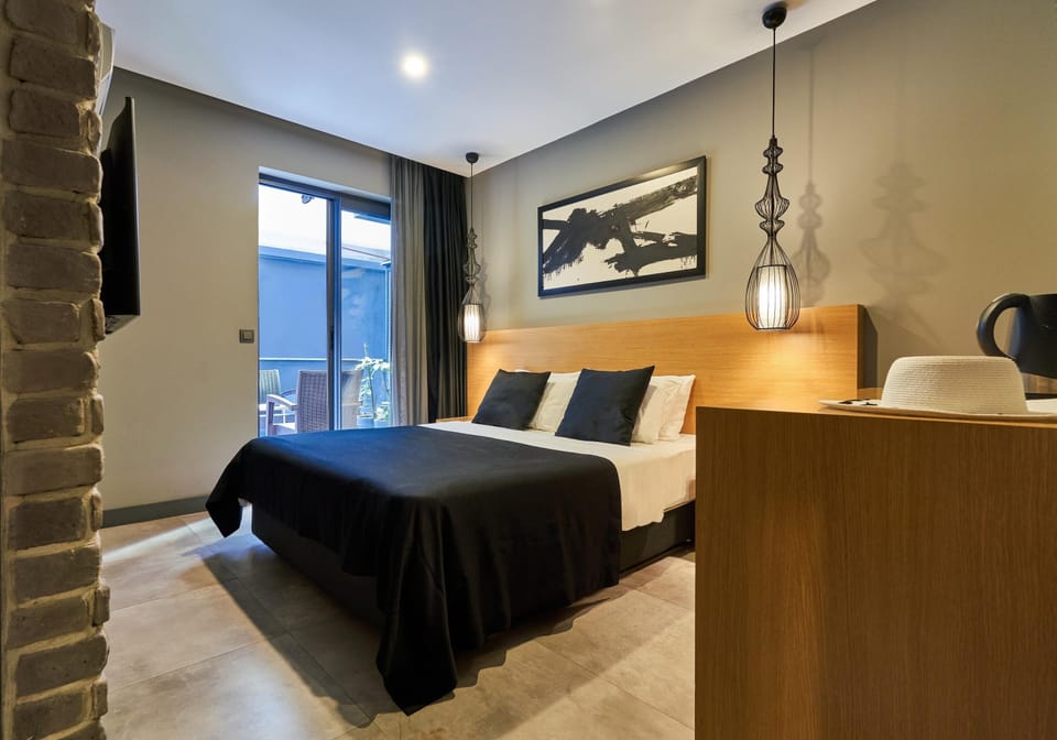 Egyptian cotton sheets, premium bedding, minibar, desk