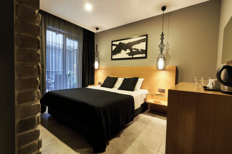 Egyptian cotton sheets, premium bedding, minibar, desk