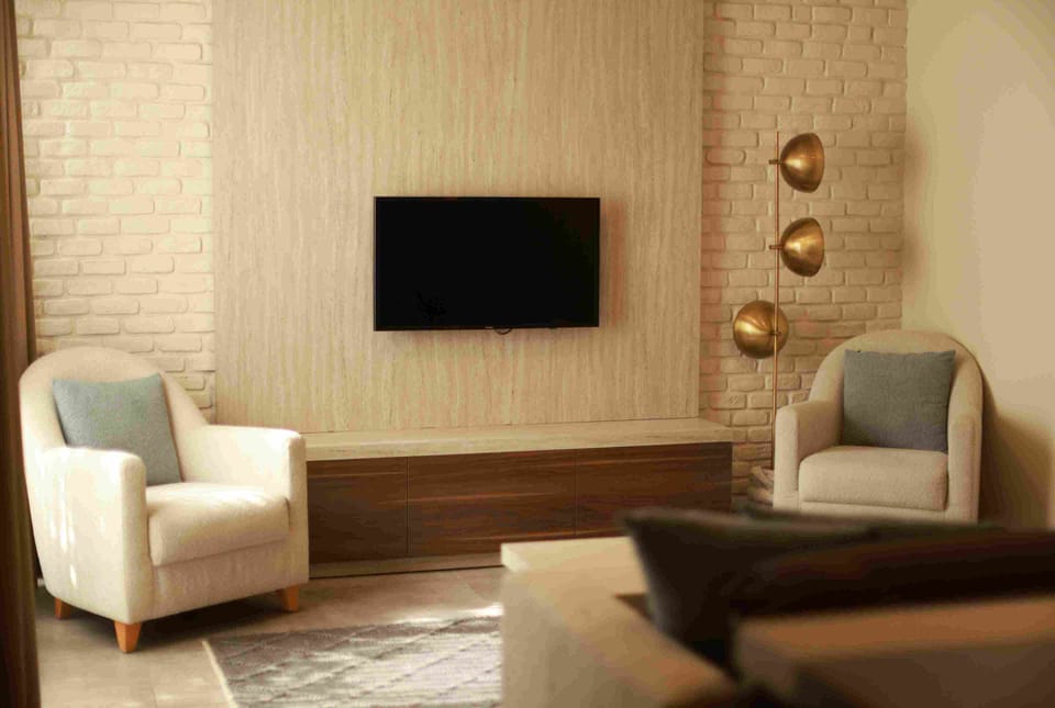 Deluxe Apartment, Garden View | Television