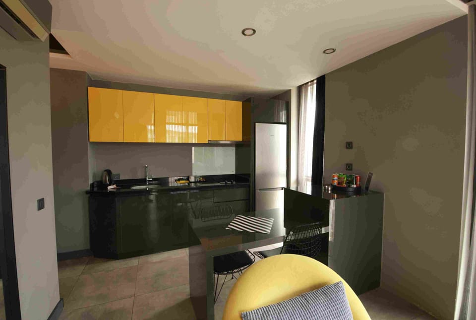 Deluxe Suite | Private kitchen | Coffee/tea maker, electric kettle