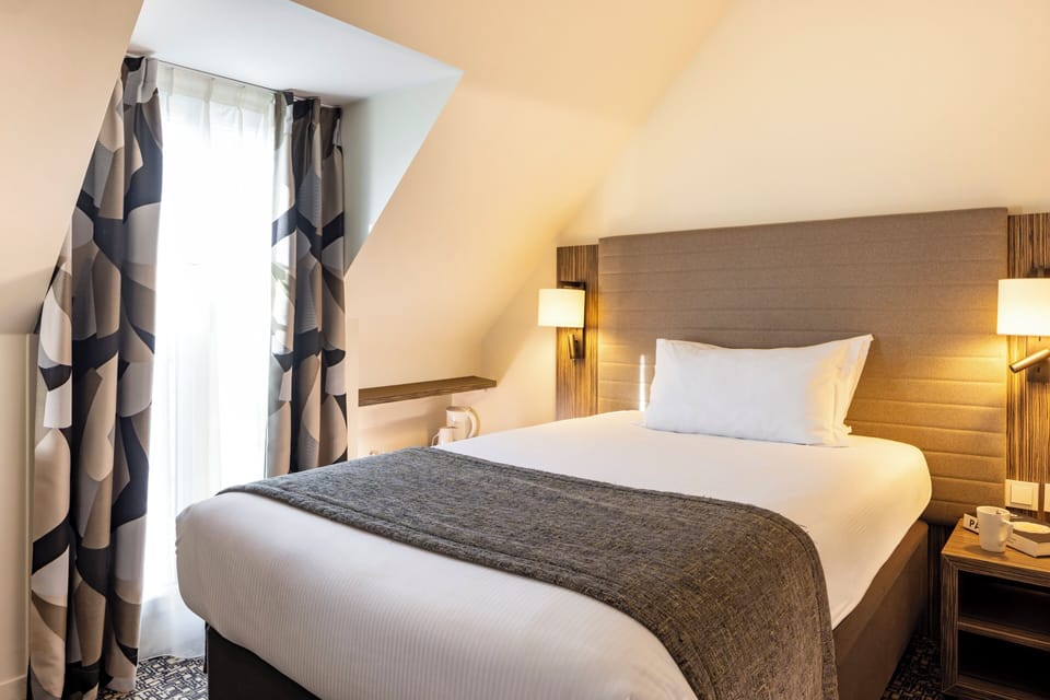 Standard Room, 1 Twin Bed | Minibar, in-room safe, desk, laptop workspace