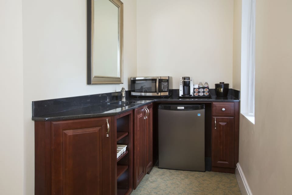 Studio Suite Wet Bar, 2 Queen Beds | Private kitchenette