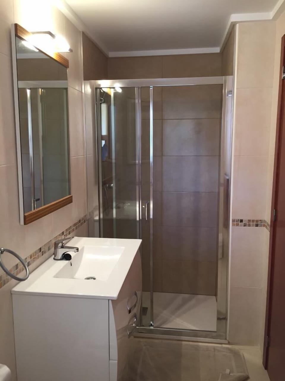 En-suite bathroom off the
Main bedroom

