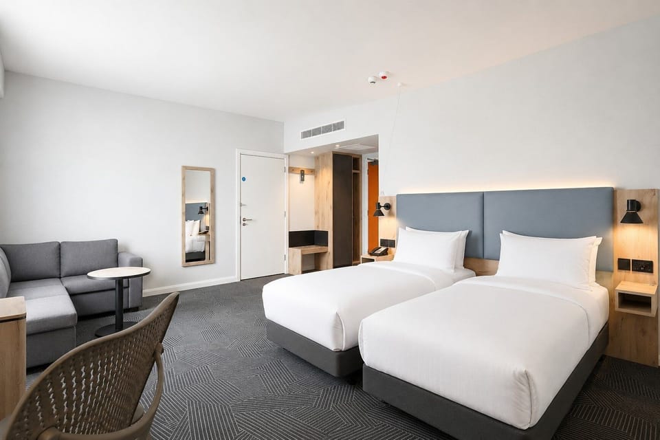 Standard Room, 1 Queen Bed, Accessible | 1 bedroom, hypo-allergenic bedding, in-room safe, desk