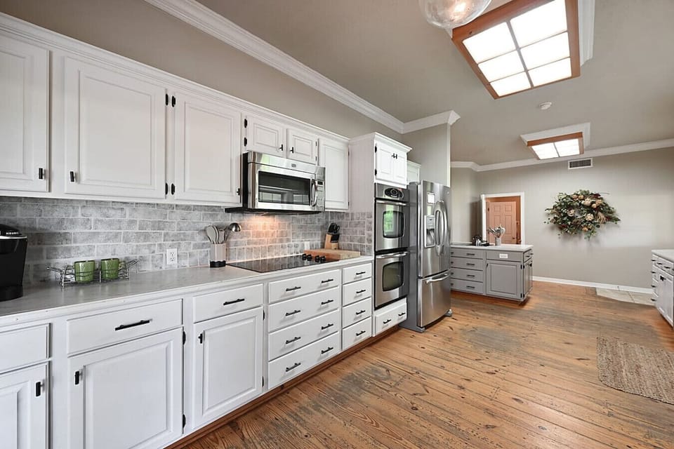 Fully equipped with a double oven, electric cooktop, microwave, and a spacious fridge with freezer—ready for all your culinary creations!