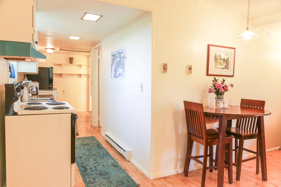 kitchen/dining for 2-4