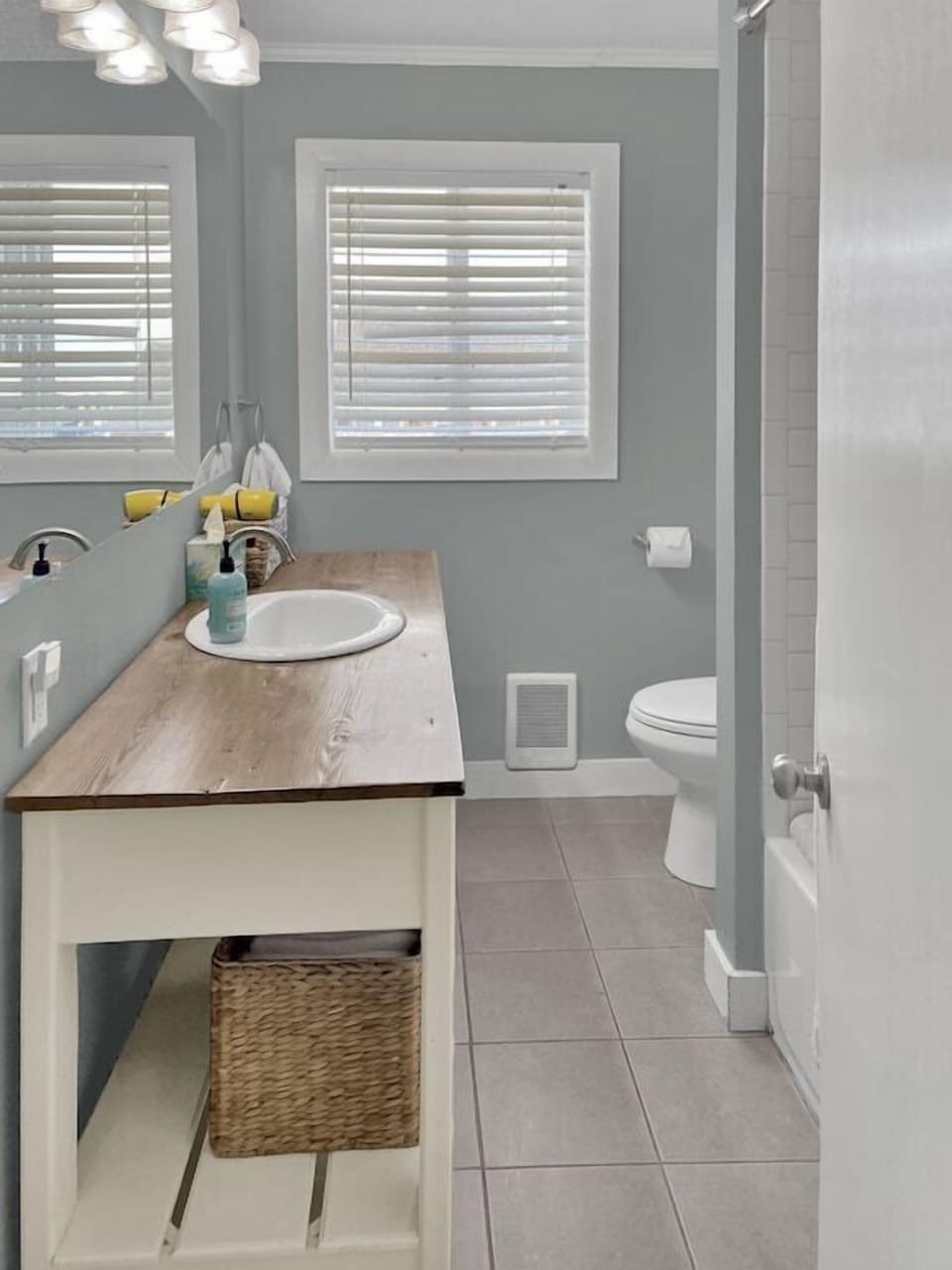 Upstairs full bathroom w/ ocean view