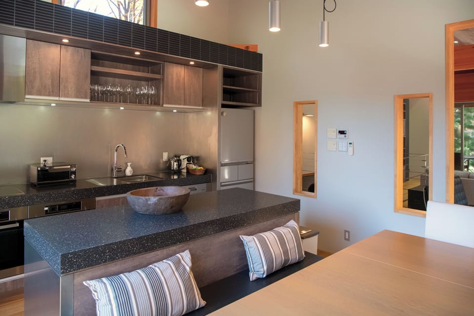 Full-size fridge, microwave, oven, stovetop