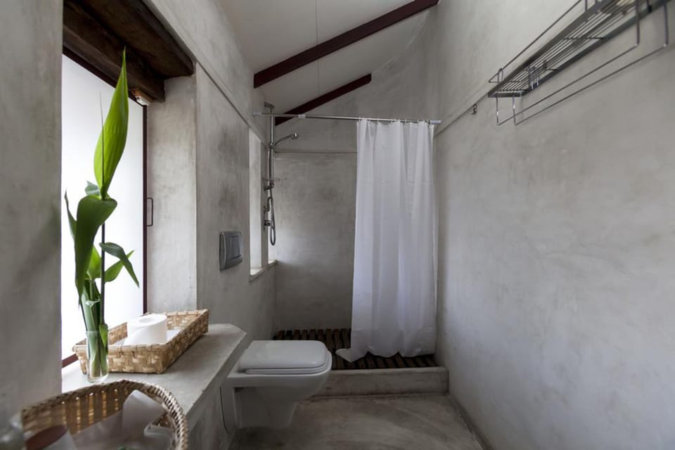 Family Suite | Bathroom | Shower, free toiletries, slippers, towels