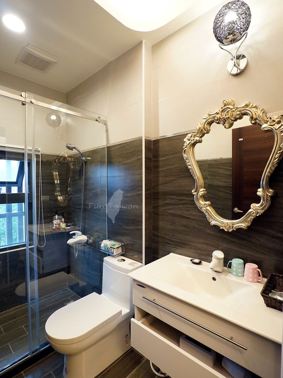 Deluxe Double Room (Mint Ball) | Desk, blackout drapes, WiFi (free), bed sheets