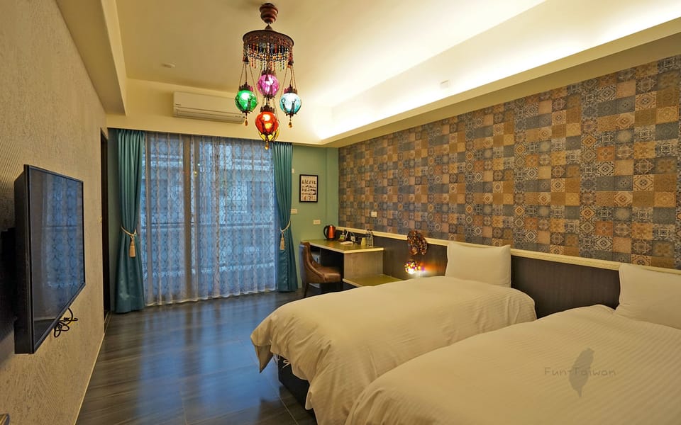 Standard Twin Room (Van Van) | Desk, blackout drapes, WiFi (free), bed sheets