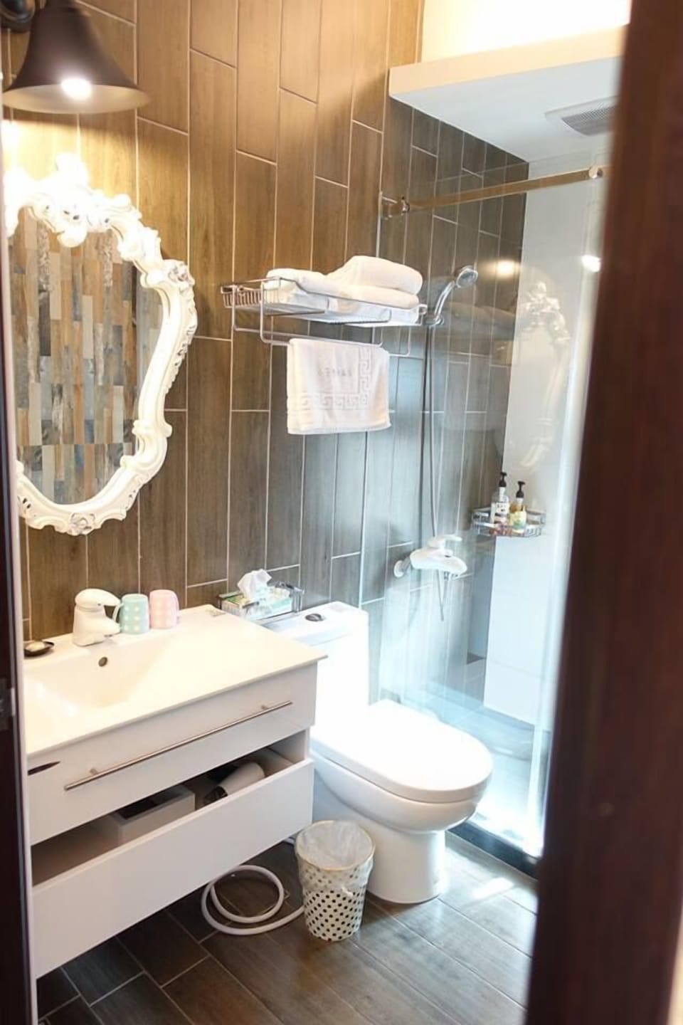 Standard Double Room (Ryan) | Bathroom | Free toiletries, hair dryer, slippers, towels