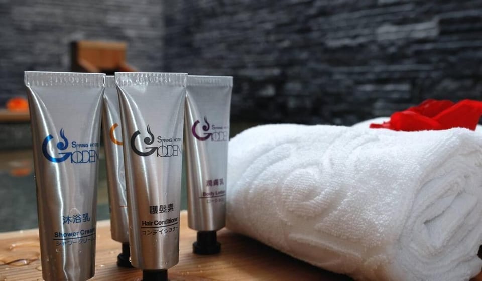 Separate tub and shower, spring water tub, free toiletries, hair dryer
