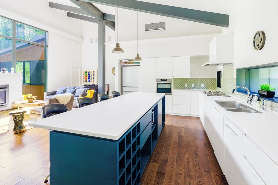 Full-size fridge, microwave, oven, stovetop
