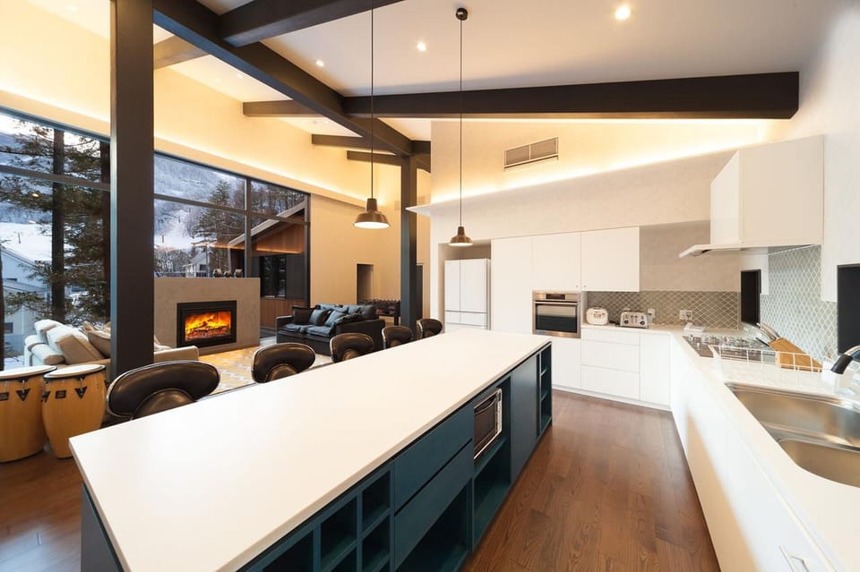 Full-size fridge, microwave, oven, stovetop