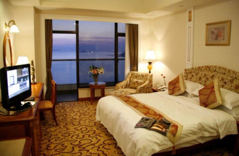 Executive Double Room With Sea View  | Blackout drapes, iron/ironing board (on request), WiFi (free)
