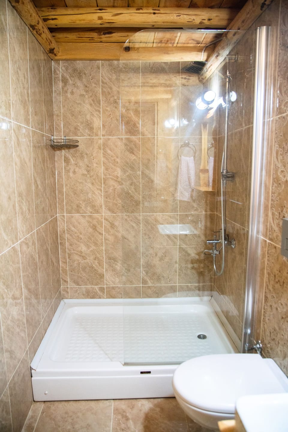Suite | Bathroom | Shower, free toiletries, hair dryer, slippers