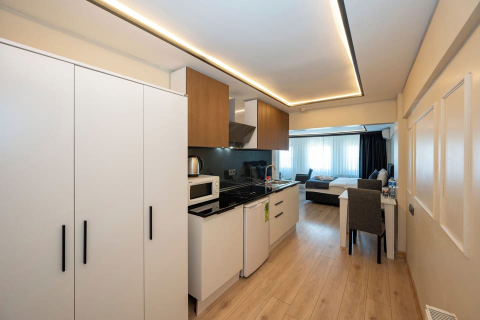Grand Studio Suite, 1 Double Bed | Premium bedding, in-room safe, desk, laptop workspace